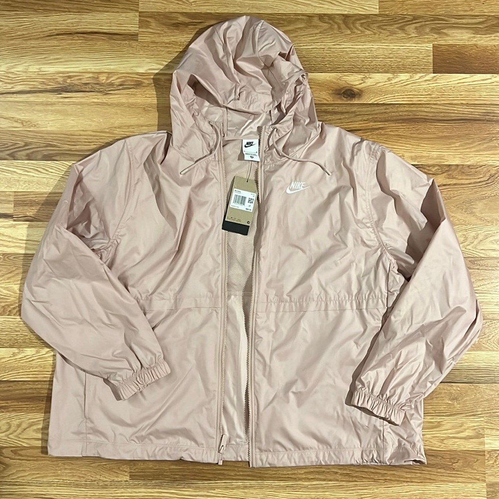 New With Tags Nike Plus Size/1X Women’s Lightweight Jacket